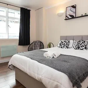 Cosy 30 Seconds To Aldgate East Station Apartment